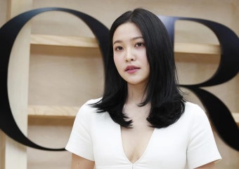 레드벨벳 예리, 키 158cm에 공식 석상에서 '파격 노출' (+사진) | 위키트리 레드벨벳 예리, 키 158cm에 공식 석상에서 '파격 노출' (+사진)