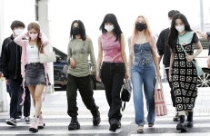 “공공장소인데…” (여자)아이들 소연 아찔한 공항 패션에 엇갈린 반응 | 위키트리 “공공장소인데…” (여자)아이들 소연 아찔한 공항 패션에... 