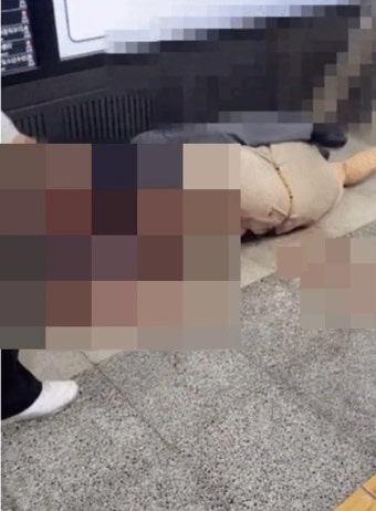 '묻지마 칼부림'으로 피투성이 된 1호선 지하철역…그 이유가 정말... 위키트리 '묻지마 칼부림'으로 피투성이 된 1호선 지하철역…그 이유가 정말...