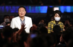윤 대통령 부부, 열린 음악회 깜짝 등장…“청와대는 국민 여러분의... 윤 대통령 부부, 열린 음악회 깜짝 등장…“청와대는 국민 여러분의 것”