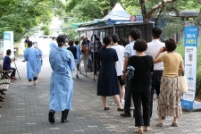 코로나19 재유행 시작됐다…이제부터 걸리면 치료비 자비부담 | 위키트리 코로나19 재유행 시작됐다…이제부터 걸리면 치료비 자비부담
