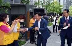 김동근 의정부시장, 정음마을 고산2단지 경로당 개소 축하 | 위키트리 김동근 의정부시장, 정음마을 고산2단지 경로당 개소 축하