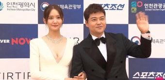 MC 전현무, 레드 카펫 생중계 중 공개적 '굴욕' 당하는 장면 (+사진) | 위키트리 MC 전현무, 레드 카펫 생중계 중 공개적 '굴욕' 당하는 장면 (+사진)