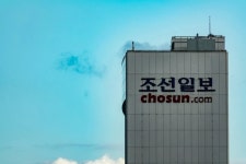 조작 의혹 조선일보, 경찰에 본사 압수수색 당해…무려 100억 원이 엮였다 | 위키트리 조작 의혹 조선일보, 경찰에 본사 압수수색 당해... 