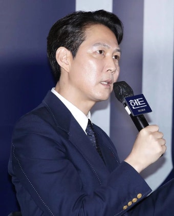 배우 이정재, 당일(9일) '뉴스룸' 출연 급히 취소...이유가 떴다 | 위키트리 배우 이정재, 당일(9일) '뉴스룸' 출연 급히 취소...이유가 떴다