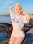 가릴 곳만 천 1장으로 딱 가린 DJ소다, 넘치는 볼륨감에 입 틀어막았다 (사진) | 위키트리 가릴 곳만 천 1장으로 딱 가린 DJ소다, 넘치는 볼륨감에... 