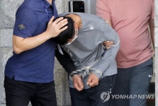 국민은행서 권총으로 직원 살해한 남성 2명…얼굴 공개 (+실명) | 위키트리 국민은행서 권총으로 직원 살해한 남성 2명…얼굴 공개 (+실명)