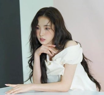 다들 놀랐다… 신세경 이어 아이유와 한솥밥 먹는 남자 연예인의 정체 | 위키트리 다들 놀랐다… 신세경 이어 아이유와 한솥밥 먹는 남자...