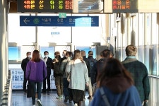 이동환 고양시장 대곡역 환승구간 좁아…출퇴근 안전대책 시급 | 위키트리 이동환 고양시장 대곡역 환승구간 좁아…출퇴근 안전대책 시급