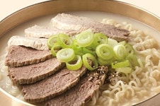 우사골+돈사골 모두 넣어 진한 국물…괜찮은 사골곰탕 라면 나왔다 | 위키트리 우사골+돈사골 모두 넣어 진한 국물…괜찮은 사골곰탕 라면 나왔다
