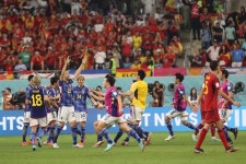 일본, '죽음의 조' 1위로 16강 진출…스페인에 2-1 극적 역전승 | 위키트리 일본, '죽음의 조' 1위로 16강 진출…스페인에 2-1 극적 역전승