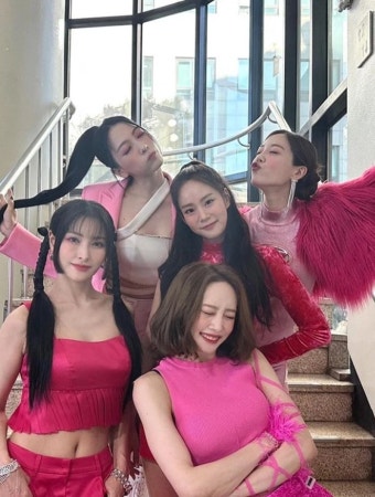카라 강지영이 완전체 활동 마치고 방문한 곳, 모두 먹먹해졌다 | 위키트리 카라 강지영이 완전체 활동 마치고 방문한 곳, 모두 먹먹해졌다