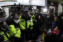 서울지하철 4호선 삼각지역에서 현재 심각한 사태가 벌어지고 있다 | 위키트리 서울지하철 4호선 삼각지역에서 현재 심각한 사태가 벌어지고 있다