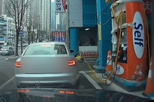 “환장한다”… 서울 셀프 주유소에서 주유기 꽂고 그대로 출발한 아우디 (영상) | 위키트리 “환장한다”… 서울 셀프 주유소에서 주유기 꽂고... 