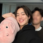 사진 보고 바로 납득… 더 글로리 손명오가 머리 묶고 나올 수밖에... 보고 바로 납득… 더 글로리 손명오가 머리 묶고 나올 수밖에 없었던 이유