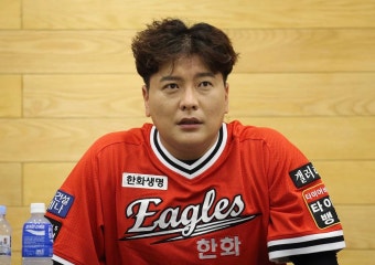 “한국야구 발전 더딘 이유는 '나무 방망이' 때문…” 김태균이 남긴 글, 반응 완전 폭발 | 위키트리 “한국야구 발전 더딘 이유는 '나무 방망이...