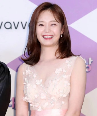 배우 전소민, 인터넷 생방송서 '유료' 후원받고 과감 리액션…모두 당황... 배우 전소민, 인터넷 생방송서 '유료' 후원받고 과감 리액션…모두 당황...