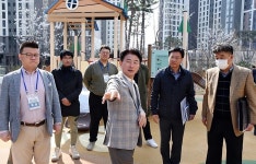 김동근 의정부시장, 아파트 어린이 놀이터 민원 현장 점검 | 위키트리 김동근 의정부시장, 아파트 어린이 놀이터 민원 현장 점검