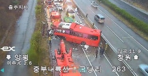 중부내륙고속도로 역주행 버스, 화물차 3대 들이받아…처참한 현장 | 위키트리 중부내륙고속도로 역주행 버스, 화물차 3대 들이받아…처참한 현장