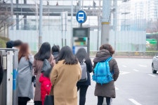 성남 버스정류장서 여중생들 상대로 신체 부위 노출한 남성의 최후 | 위키트리 성남 버스정류장서 여중생들 상대로 신체 부위 노출한 남성의 최후 