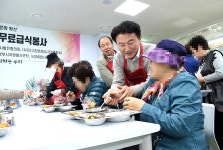 김동근 의정부시장, 경로식당 무료 급식봉사 동참 | 위키트리 김동근 의정부시장, 경로식당 무료 급식봉사 동참