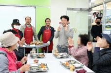 김동근 의정부시장, 경로식당 무료 급식봉사 동참 | 위키트리 김동근 의정부시장, 경로식당 무료 급식봉사 동참