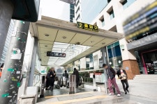 홍대입구역 2번 출구서 지갑 절대 줍지 마세요” 급속 확산 중... 경고합니다. 홍대입구역 2번 출구서 지갑 절대 줍지 마세요” 급속 확산 중