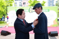 주광덕 남양주시장, 다산1동 효마당 경로잔치 축하 | 위키트리 주광덕 남양주시장, 다산1동 효마당 경로잔치 축하