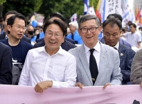 [포토]강기정 광주광역시장, 5·18민주화운동 민주평화대행진 참여 | 위키트리 [포토]강기정 광주광역시장, 5·18민주화운동 민주평화대행진 참여