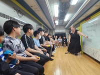 버스에서 원어민과 함께 영어수업한다 | 위키트리 버스에서 원어민과 함께 영어수업한다