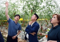 김동근 의정부시장, 발달장애인 청년일터 ㈜푸르메소셜팜 방문 | 위키트리 김동근 의정부시장, 발달장애인 청년일터 ㈜푸르메소셜팜 방문