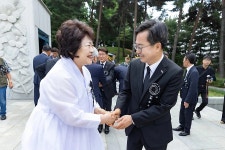 김동연 경기도지사, 현충일 맞아 수원 현충탑 참배 | 위키트리 김동연 경기도지사, 현충일 맞아 수원 현충탑 참배