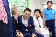 이재호 연수구청장 함박경로당의 새단장을 축하드립니다 | 위키트리 이재호 연수구청장 함박경로당의 새단장을 축하드립니다