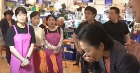 “짭조름하네~” 노량진 수산시장 수조물 떠 마시는 국힘 의원 본 상인들 찐 반응 (+영상) | 위키트리 “짭조름하네~” 노량진 수산시장 수조물 떠... 