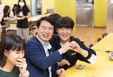 이정선 광주시 교육감,취임 1주년 맞아 광주자연과학고등학교 배식 봉사 | 위키트리 이정선 광주시 교육감,취임 1주년 맞아... 