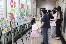 밝은안과21병원,제15회 어린이 눈그림 공모전 ‘추억을 눈에 담다’ 최우수상 선정 | 위키트리 밝은안과21병원,제15회 어린이 눈그림 공모전... 