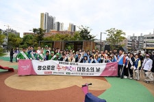강수현 양주시장, 회천2동 덕계중 일대 대청소 동참 | 위키트리 강수현 양주시장, 회천2동 덕계중 일대 대청소 동참