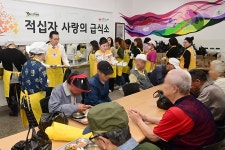 이재호 연수구청장, 사랑의 무료급식소 배식봉사 동참 | 위키트리 이재호 연수구청장, 사랑의 무료급식소 배식봉사 동참