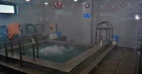 대중목욕탕서 배수 작업 중 감전된 아버지·아들 사망 | 위키트리 대중목욕탕서 배수 작업 중 감전된 아버지·아들 사망