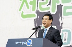 [포토]김영록 전라남도지사,전라남도 이·통장 한마음대회 참석 | 위키트리 [포토]김영록 전라남도지사,전라남도 이·통장 한마음대회 참석