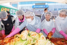 [포토뉴스]청정 해수로 절인 김장나눔 훈훈 | 위키트리 [포토뉴스]청정 해수로 절인 김장나눔 훈훈