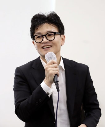 한동훈-이정재 동갑내기 동창 만남에 주가 급등했다는 '주식' 정체… 진짜 놀랍다 | 위키트리 한동훈-이정재 동갑내기 동창 만남에 주가...