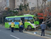 5명 병원에 실려갔다 (창원) | 위키트리 쾅  마을버스가 갑자기 가로수 들이받아...  5명 병원에 실려갔다 (창원)