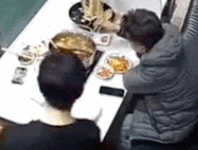 중국 식당에서 또... 훠궈 먹는데 머리 위로 떨어진 쥐 (+영상) | 위키트리 중국 식당에서 또... 훠궈 먹는데 머리 위로 떨어진 쥐 (+영상) 