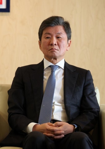 드디어 모습 드러낸 정몽규 회장, 얼굴 표정 봤더니…사람들 관심 폭발 (사진) | 위키트리 드디어 모습 드러낸 정몽규 회장, 얼굴 표정 봤더니...