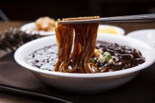 오태홍콩반점 | “21일 단 하루” 짜장면 3900원에 쏘는 홍콩반점 | 위키트리 “21일 단 하루” 짜장면 3900원에 쏘는 홍콩반점