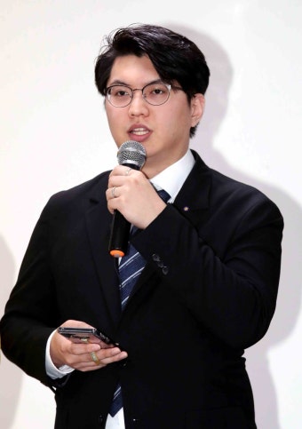 “윤석열 대통령, 사과하라” 오늘(19일) 기자회견서 얼굴 드러낸 '카이스트 졸업생' | 위키트리 “윤석열 대통령, 사과하라” 오늘(19일)...