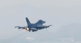 주한미군 F-16 전투기, 새만금 인근 비행 중 연료통 떨어져 | 위키트리 주한미군 F-16 전투기, 새만금 인근 비행 중 연료통 떨어져