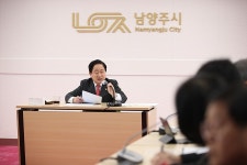 주광덕 남양주시장, 확대간부회의서 맨발걷기 길 조성 상황 점검 | 위키트리 주광덕 남양주시장, 확대간부회의서 맨발걷기 길 조성 상황 점검