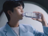 [위키뉴스] “정수기 끊고 물 사먹자”.. 하나은행에 이어 제주 삼다수 모델 된 임영웅 | 위키트리 [위키뉴스] “정수기 끊고 물 사먹자”..... 